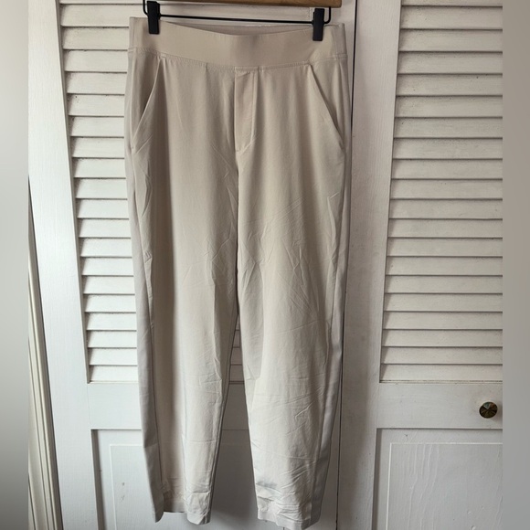 Athleta Brooklyn Ankle Pant Women’s Size 6 Beige Taupe Lightweight Tapered - Picture 2 of 6